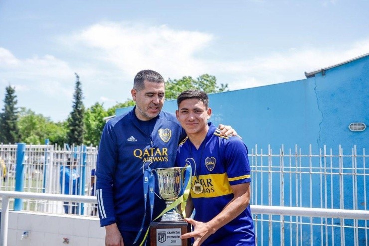 Nahuel Genez con Riquelme, su ídolo.