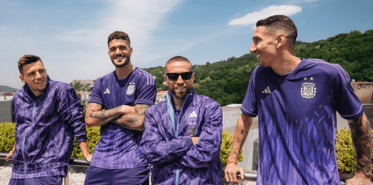Así es la camiseta alternativa de Argentina en Qatar 2022.