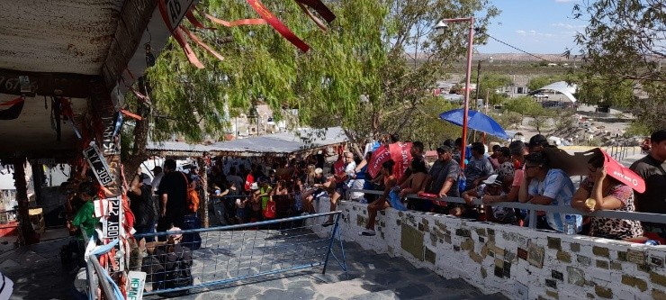 Tapia llevando la Copa a la Difunta Correa (foto: @tapiachiqui)