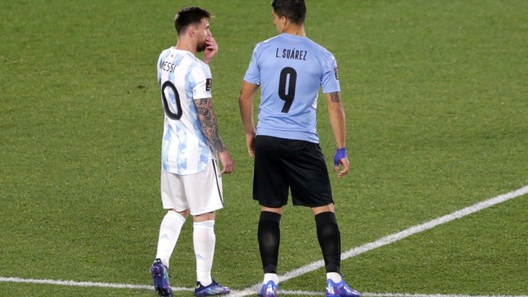 Messi y Suárez se fundieron en un cálido abrazo. Sí, amigos son los amigos. (Getty)