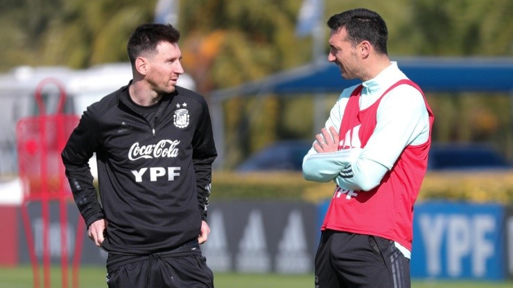 Messi y Scaloni charlaron a la distancia.