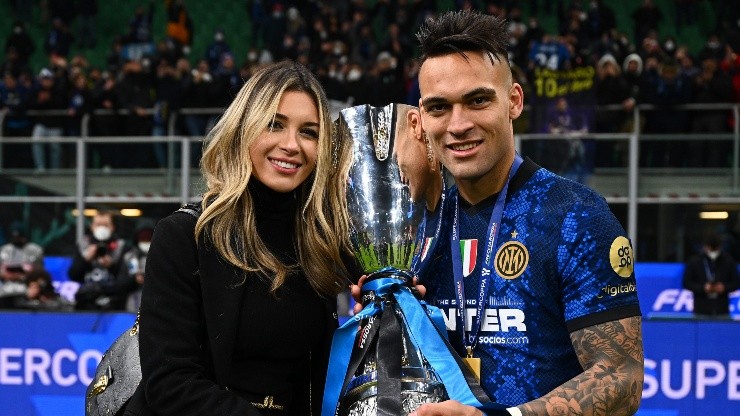 Lautaro y su esposa con la Copa. (Getty Images)