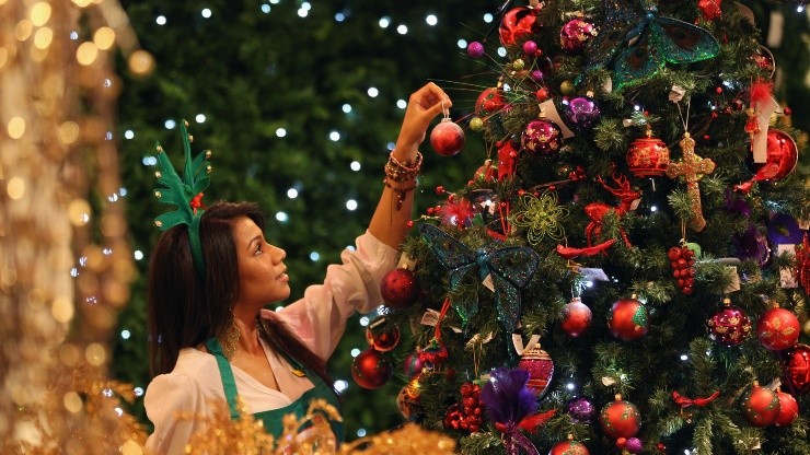 Colocar el árbol de Navidad es una tradición en el mundo entero.
