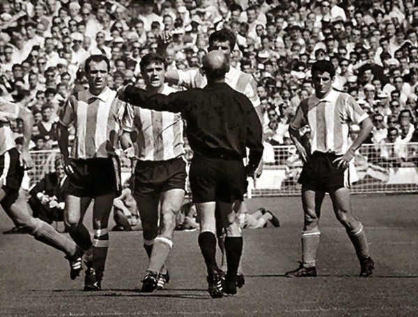 La polémica expulsión a Antonio Rattín.