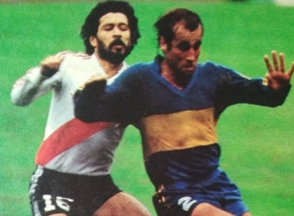 Roberto Mouzo durante un partido de Boca.