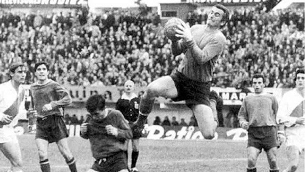 El gran Amadeo Carrizo en acción.