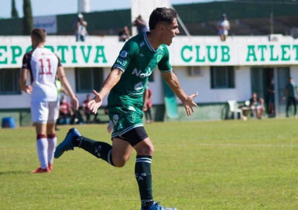 Federico Paradela, delantero de Sarmiento.