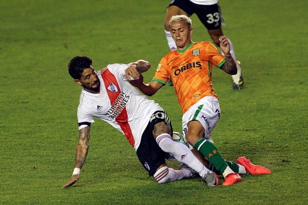 Agustín Urzi enfrentando a River. (Foto: Getty)
