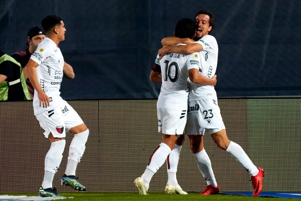 Lo abraza Cristian Bernardi y todo Colón: gran definición del Pulga desde los doce pasos. Foto: Getty.