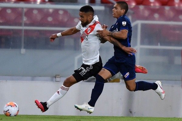Brian Ocampo enfrentando a River. (Foto: Getty)