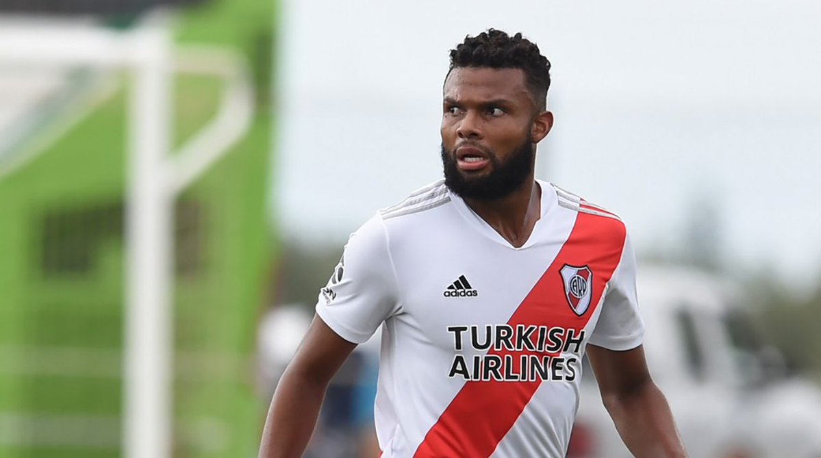 Thomas Gutiérrez con la camiseta de River.