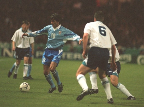 Enzo Francescoli jugando para Uruguay un amistoso contra Inglaterra en 1995 (Fuente: Getty Images)