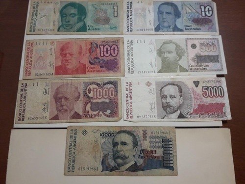 Muestra con algunos billetes australes que regieron desde 1985