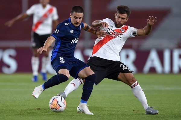 Gabriel Neves enfrentando a River. (Foto: Getty)