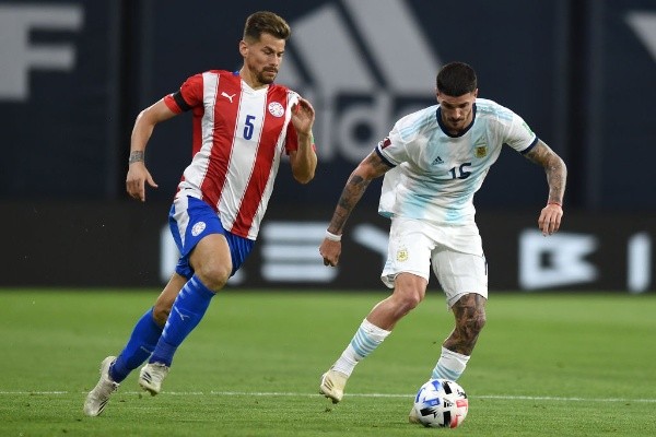 Giménez jugando para Paraguay ante muchos de sus excompañeros. (Getty)