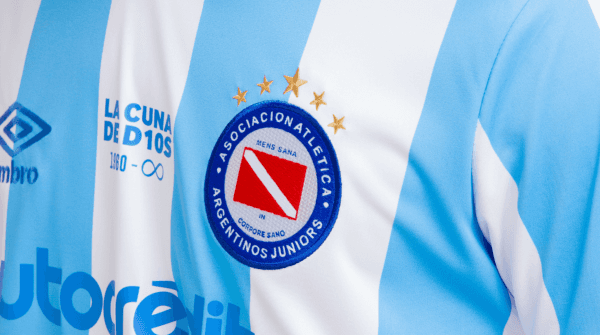 El Bicho, de celeste y blanco. (Foto: Umbro)