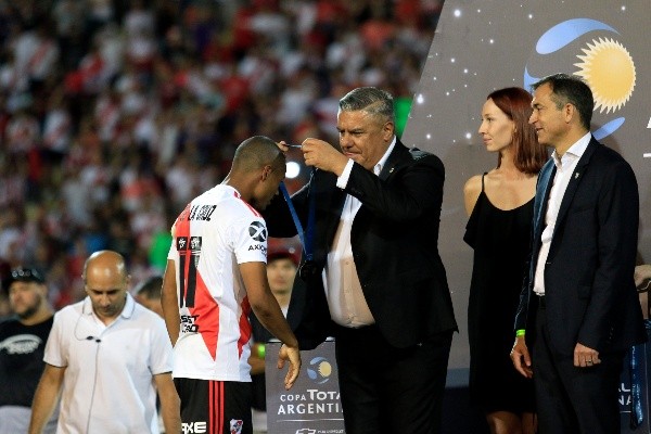 “Chiqui” Tapia entregando la medalla de la Copa Argentina en la consagración de River (Getty)
