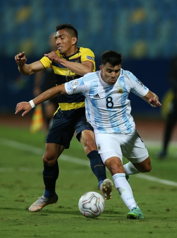 Marcos Acuña protegiendo la pelota anteÁngel Mena. Foto: Getty