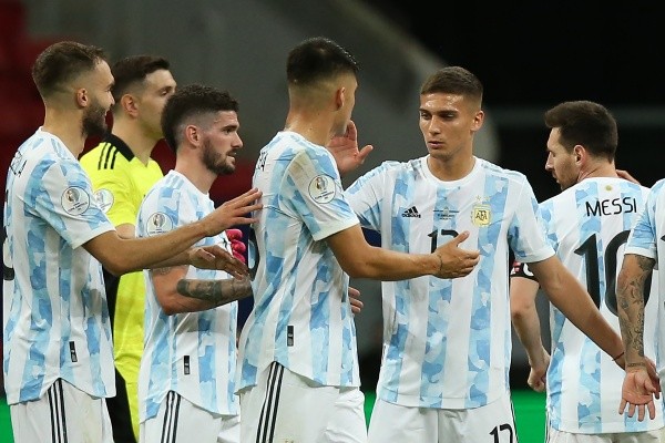 Domínguez recibiendo el saludo de sus compañeros. Foto: Getty