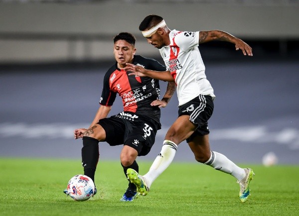 Facundo Farías enfrentando a River. (Foto: Getty)