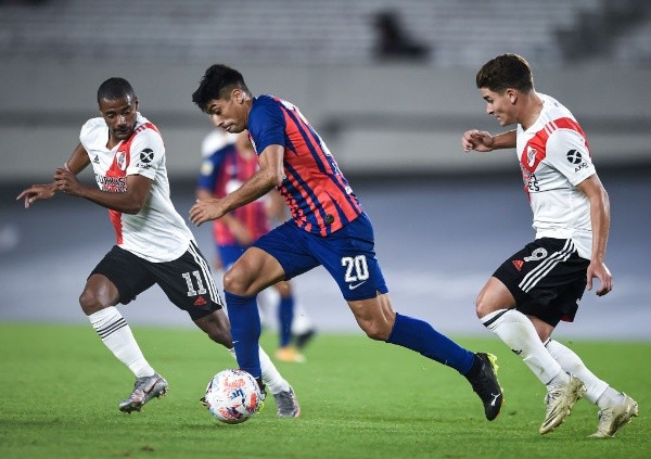 Juan Ramírez enfrentando a River. (Foto: Getty)