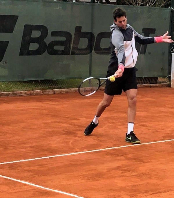 Delpo, golpeando de derecha en el club Comercio (foto: @guillecapora).