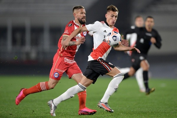 Romero ganándole la posición a Torrén. Foto: Getty
