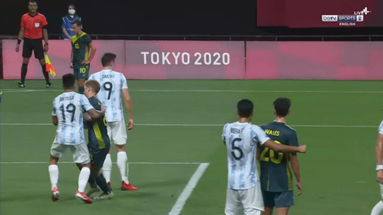 El forcejeo que provocó la roja.