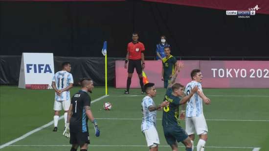 El momento de la protesta. El árbitro fue a amonestar a los dos jugadores.