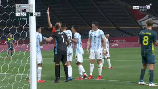 Toda la Argentina le protestó la roja al juez.