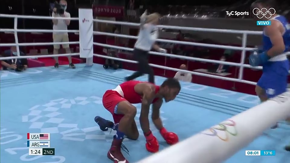 El momento donde Johnson cae a la lona