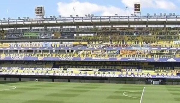 La bandera en la Bombonera. (Foto: Twitter)