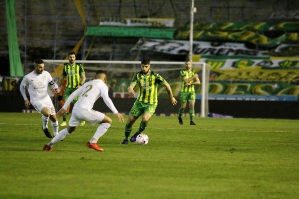 Emanuel Insúa ante Cáceres.