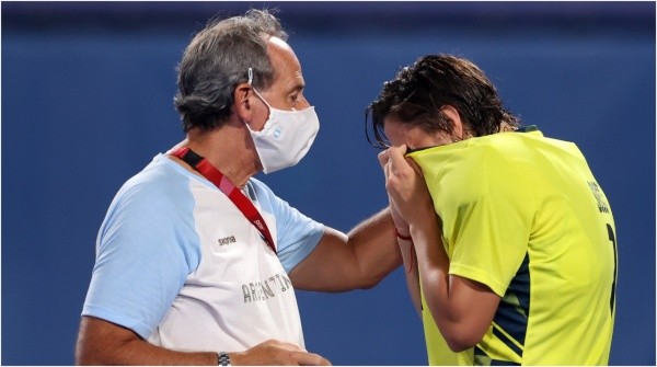 Belén Succi, desconsolada tras la derrota de Las Leonas en la final de Tokio 2020