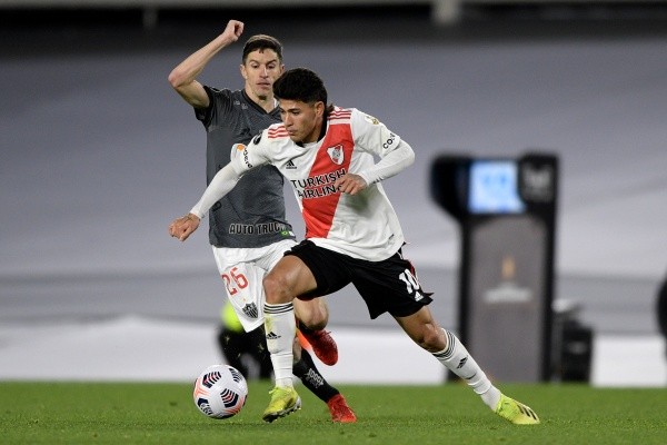 Nacho ante Carrascal, su sucesor. Foto: Getty