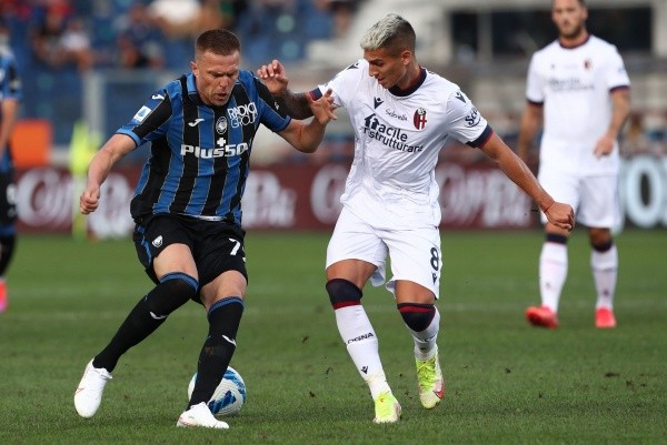 Domínguez en acción ante Ilicic. Foto: Getty