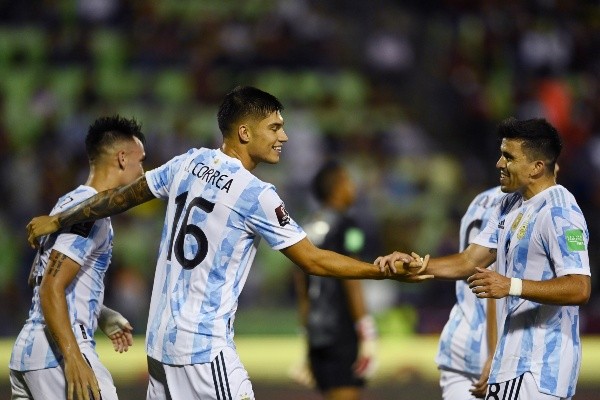 Correa y Acuña festejando el segundo gol argentino. Foto: Getty