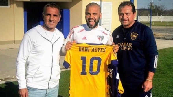 Dani Alves con los colores de Boca.