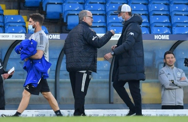 Uno de los cruces entre Bielsa y Klopp. (Foto: Getty)