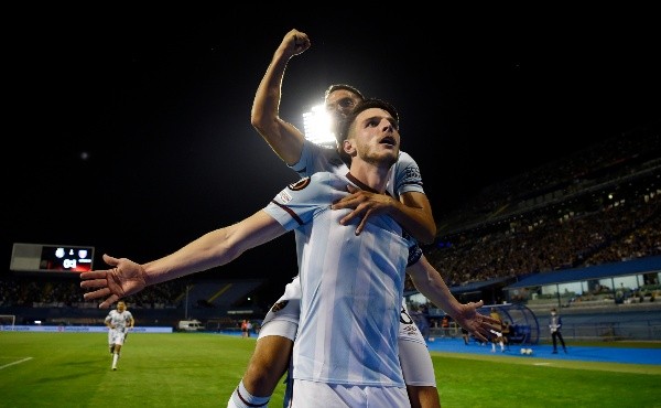 El festejo de Lanzini con Declan Rice, el autor del segundo. Foto: Getty