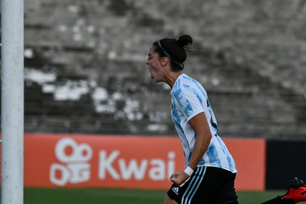 Mariana Larroquete, de Argentina, ante Brasil. (AFA)
