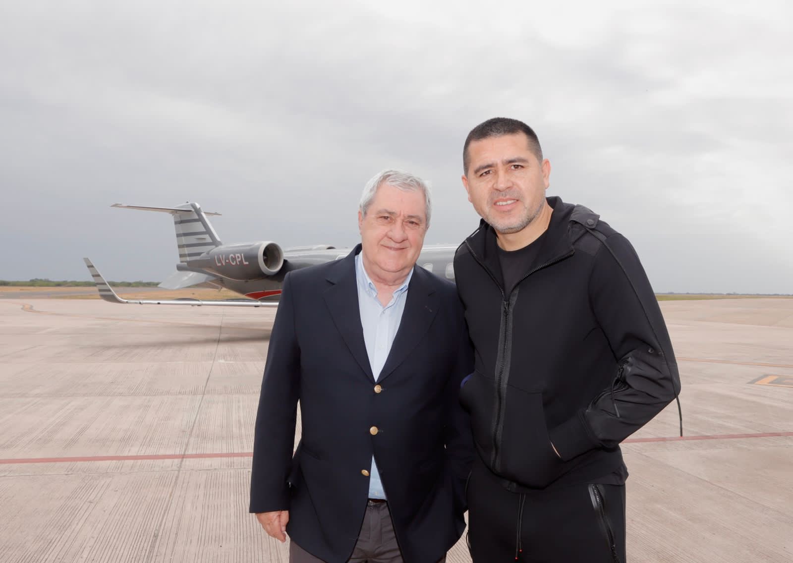 Ameal y Riquelme arribando a Santiago del Estero el pasado miércoles (Foto: Twitter Boca)