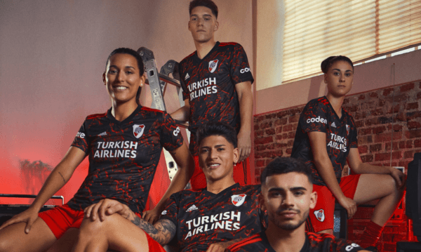 Presentación de la nueva camiseta deRiver Plate (Foto: Adidas)