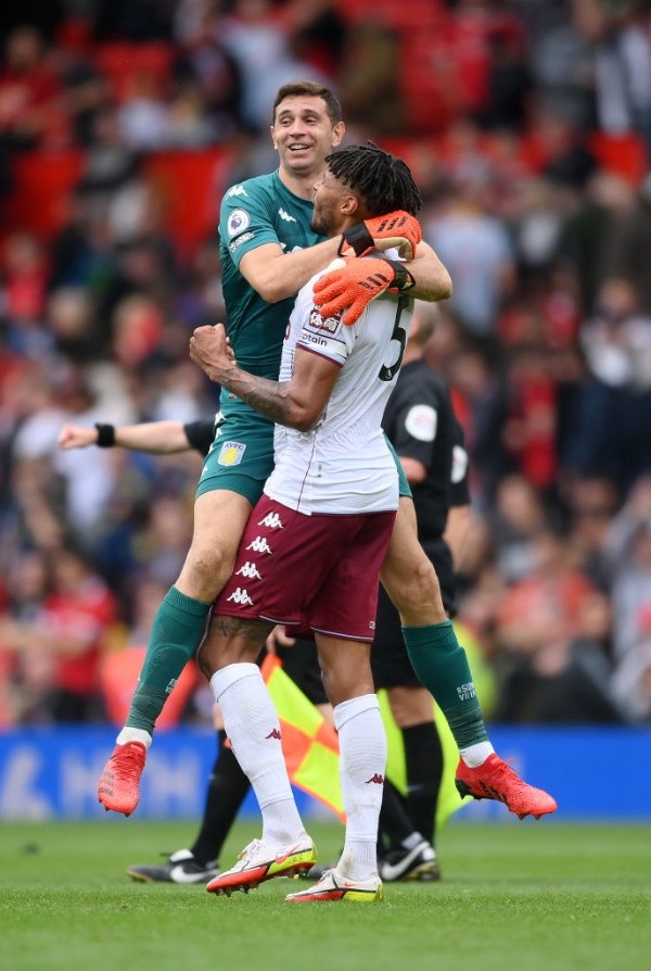 Dibu celebrando la victoria en Old Trafford (Foto: Getty)