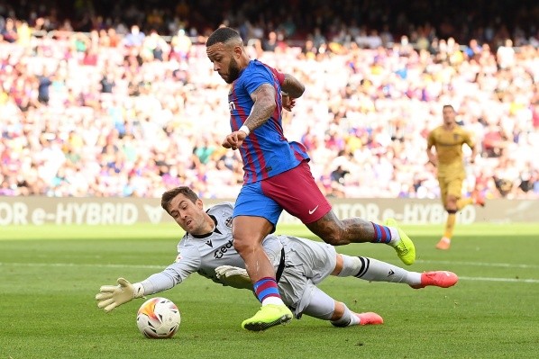 Depay intentando esquivar al arquero argentino. Foto: Getty