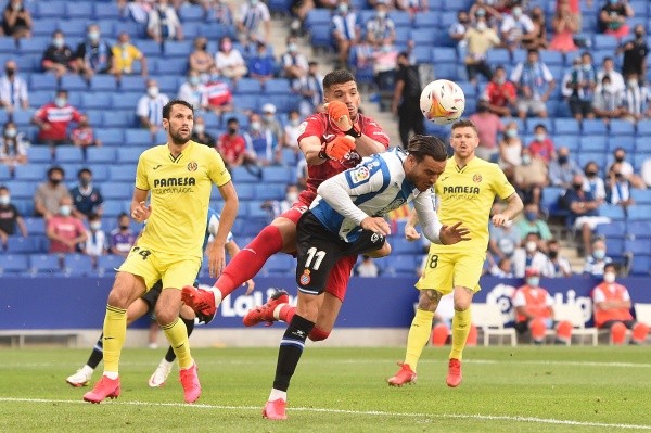 Duelo entre Rulli y Raul de Tomas en La Liga. Foto: Getty