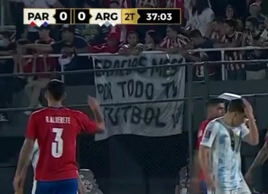 La bandera para Messi. (Foto: TyC)