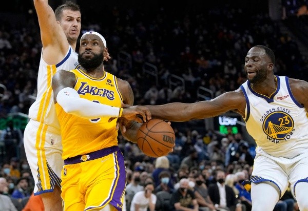 LeBron James en los Lakers ante Golden State en un amistoso. (Foto: Getty)