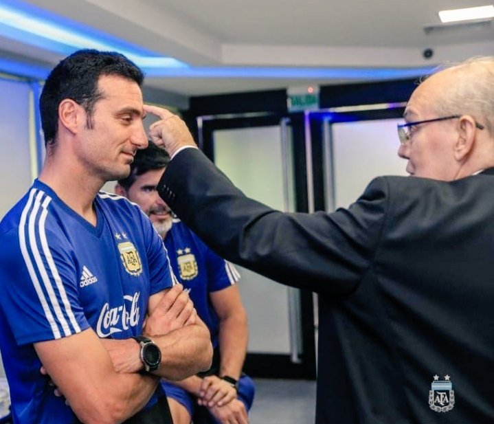 Sabella de visita al plantel en 2019, con Scaloni ya como DT. (Foto: AFA)
