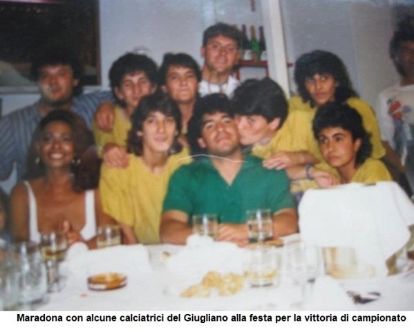 Diego celebrando con las jugadoras del Giugliano.